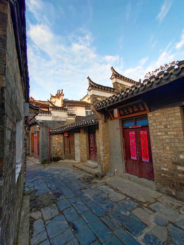快来参与互动,解决问题,迷你世界:半仙体验600多万下载量的视觉盛宴,这特效狂拽炫酷!在这里等你!